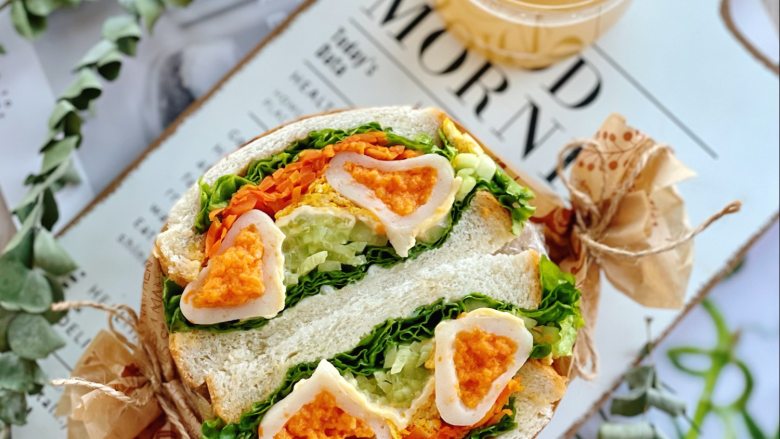 蟹籽包田园蔬菜三明治,搭配一杯饮料，元气满满的早餐吃起来吧！