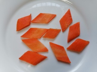 青椒炒豆皮,胡萝卜切成菱形片状