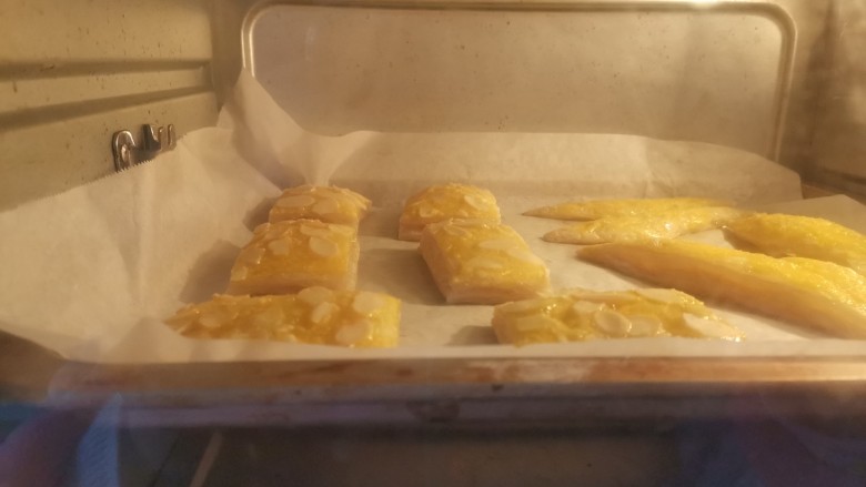 杏仁酥（手抓饼版）,送入预热好的烤箱，上下火170度烤15～20分钟