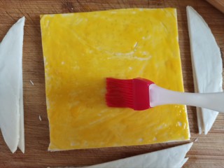 杏仁酥（手抓饼版）,刷上蛋黄液