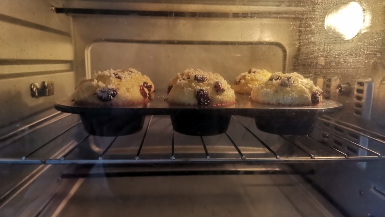 爆头香蕉蔓越莓麦芬蛋糕,送入预热好的烤箱，上下火180度烤20分钟