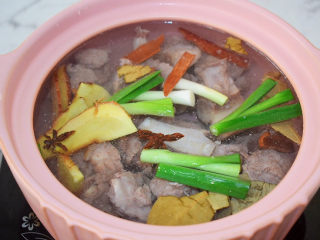 羊肉火锅,将羊肉放入砂锅中，加入南姜、葱段、八角桂皮香叶，再加入清水