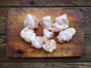 钵钵鸡,将拆骨的鸡腿肉切成大块。