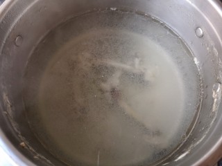 钵钵鸡,剩下的汤捡出葱白和姜片备用。