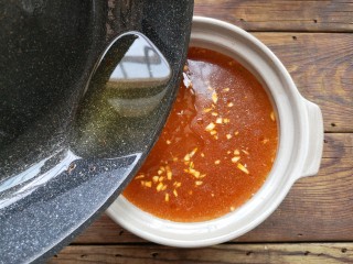 钵钵鸡,将油趁热浇入调好的汤中。
