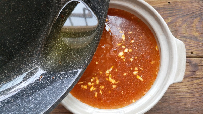 钵钵鸡,将油趁热浇入调好的汤中。