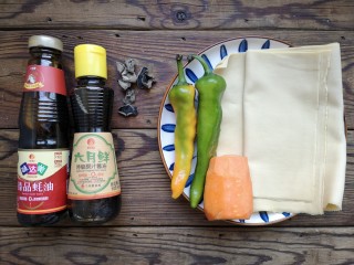 青椒炒豆皮,准备食材。