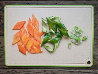 青椒炒豆皮,胡萝卜去皮，青椒洗净切菱形片，小葱切圈备用。