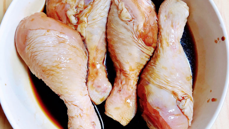 电饭锅焖鸡腿,按摩一下鸡腿，腌制半小时。