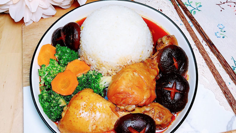 电饭锅焖鸡腿,搭配了营养的蔬菜，一餐营养健康又均衡。