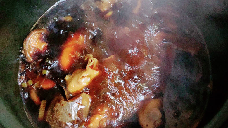 电饭锅焖鸡腿,鸡腿焖好了，喜欢浇汤汁的可以留些汤，喜欢干一些的可以收收汁，即可出锅。