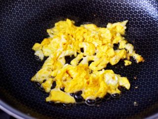 北极虾酱油炒饭,鸡蛋打散，用热油炒熟鸡蛋盛出备用。