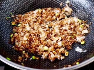 北极虾酱油炒饭,大火快速把米饭翻炒均匀。
