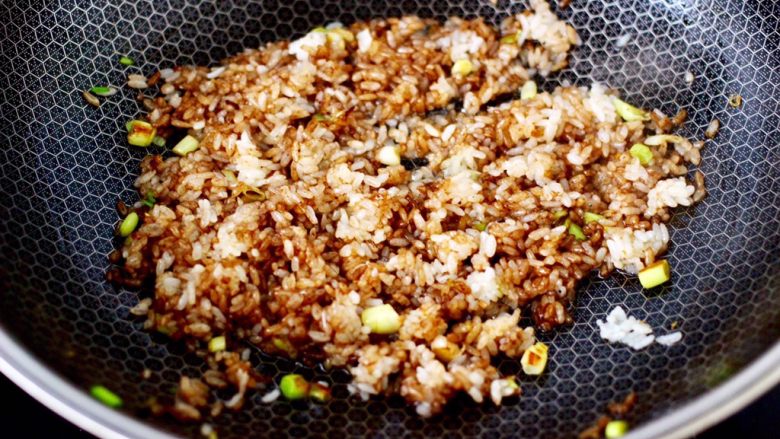 北极虾酱油炒饭,大火快速把米饭翻炒均匀。
