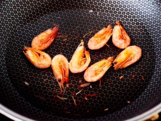 北极虾酱油炒饭,把北极虾也焯水备用。