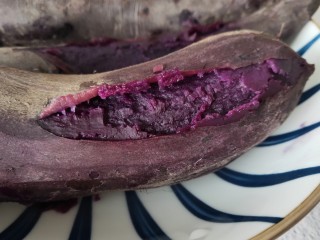 紫薯酸奶,紫薯蒸熟