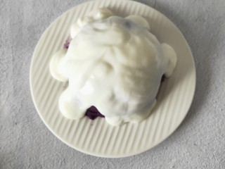 紫薯酸奶,然后倒扣在盘子上在倒上酸奶