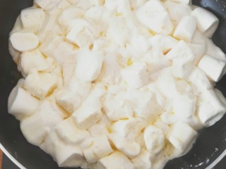 紫薯/抹茶雪花酥,黄油放锅中小火加热至融化，放入棉花糖也同样用小火把棉花糖融化成流状