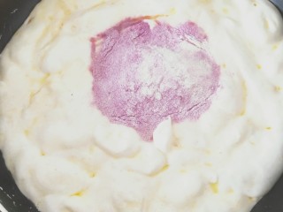 紫薯/抹茶雪花酥,再筛入奶粉紫薯粉