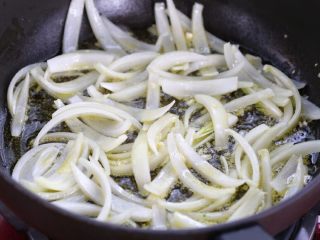 青椒炒豆皮,锅中倒适量食用油烧热，先放入洋葱和蒜末，小火炒出香味。