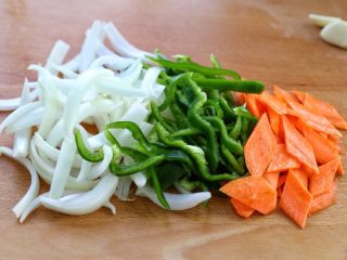 青椒炒豆皮,洋葱、青椒和胡萝卜切成粗丝，胡萝卜也可以换成火腿或者五花肉，根据自己的喜好选择吧！