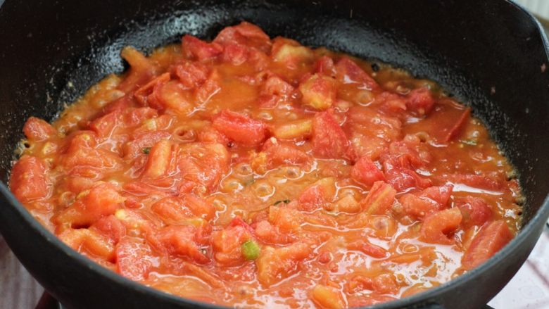 三鲜日本豆腐,接着放入番茄丁，小火翻炒直到番茄出水呈粘稠状态。