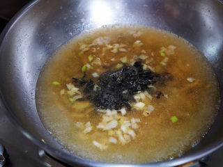榨菜肉丝汤,汤煮开后，加入黑木耳丝