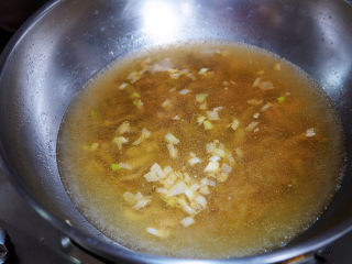榨菜肉丝汤,加入二汤碗的热水