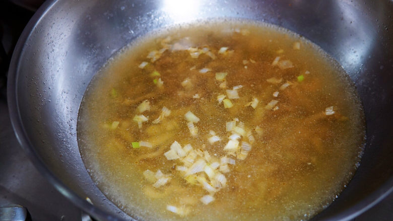 榨菜肉丝汤,加入二汤碗的热水