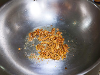 榨菜肉丝汤,油热后，小火慢慢煸炒肉丝至变色断生