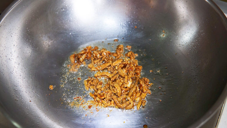 榨菜肉丝汤,油热后，小火慢慢煸炒肉丝至变色断生