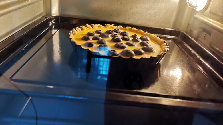 蓝莓派,烤箱提前160度预热，放入蓝莓派生胚，烤35分钟