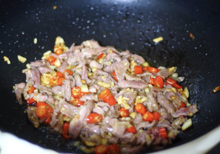萝卜干炒肉,翻炒一会儿，肉稍微变色，半熟的样子。