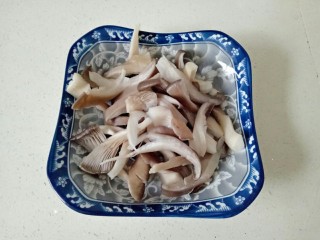 榨菜肉丝汤,蘑菇用手撕成小朵，淘洗干净挤干水份备用