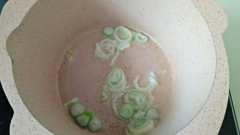 榨菜肉丝汤,炒锅中加入适量花生油烧热，放入大葱煸炒出香味