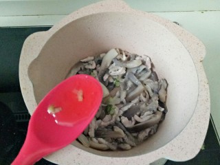 榨菜肉丝汤,炒至肉丝变色，加入一勺料酒去腥，翻炒均匀
