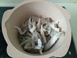 榨菜肉丝汤,加入蘑菇翻出水份，炒至水份变少