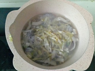 榨菜肉丝汤,加入适量清水煮开，继续煮2分钟，放入榨菜丝