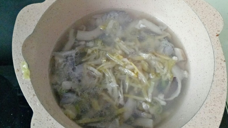 榨菜肉丝汤,加入适量清水煮开，继续煮2分钟，放入榨菜丝