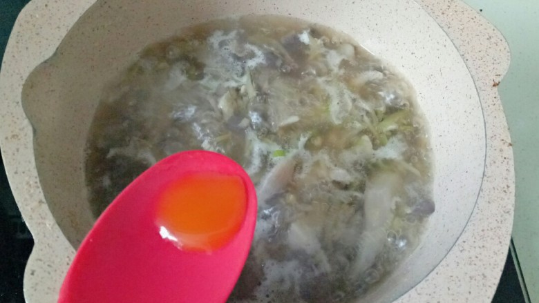 榨菜肉丝汤,加入适量鲜鸡汁