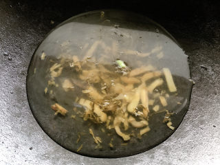 榨菜肉丝汤,并加清水，大火煮至沸腾，让榨菜风味融到汤中。