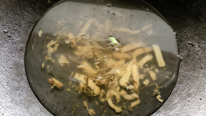 榨菜肉丝汤,并加清水，大火煮至沸腾，让榨菜风味融到汤中。