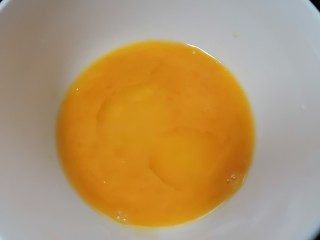 榨菜肉丝汤,将蛋液搅打均匀