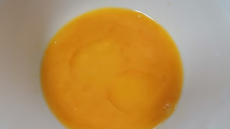 榨菜肉丝汤,将蛋液搅打均匀