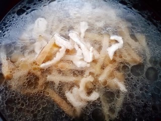 榨菜肉丝汤,加入适量水烧开