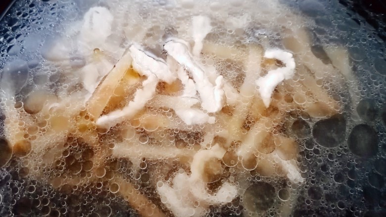 榨菜肉丝汤,加入适量水烧开
