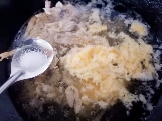 榨菜肉丝汤,倒入蛋液并加入少许盐调味