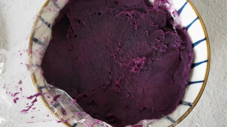 紫薯酸奶,压成泥，碗里放一层保鲜膜为了方便等下把紫薯倒出来