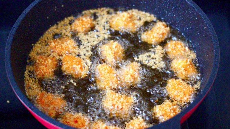 香酥鱿鱼米花,油温烧热至6成热时，放入鱿鱼块开始炸至。