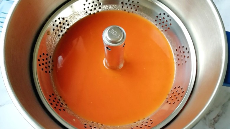 芝士泡面,升降火锅里面倒入西红柿酱。 